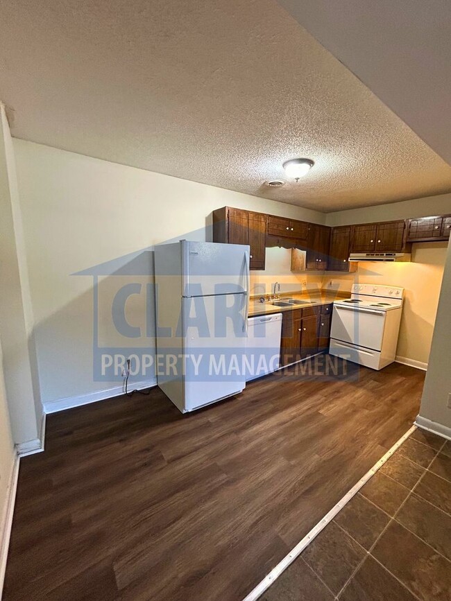 Building Photo - Two bedroom apt near Cleveland State Commu...