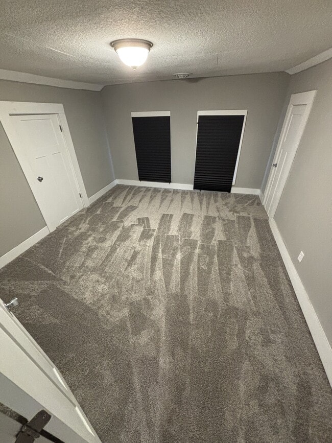 Foto del edificio - 708 E Jefferson Blvd