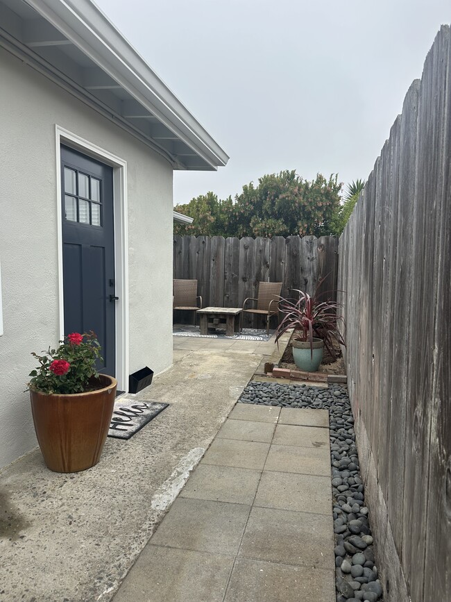 Private entrance - 3115 Flower Cir