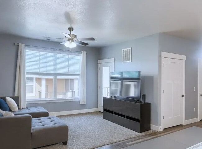 Building Photo - Modern 3 Bed / 2 Bath Condo in Amenity-Ric...
