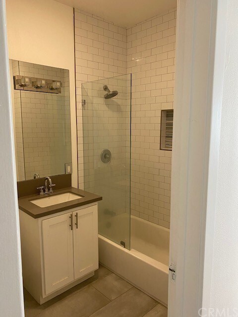 Building Photo - 767 N Ridgewood Pl