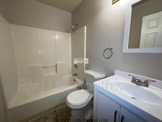 Building Photo - 8132 E Lakeshore Dr