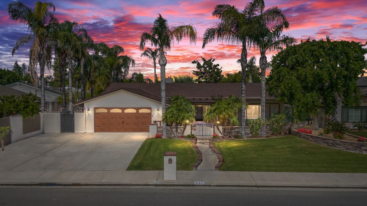 Primary Photo - 605 N El Rio Drive - Gorgeous Pool Home!!