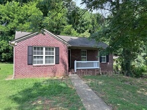 Building Photo - 1023 Manor Dr