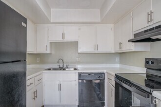 2BR, 1BA - 916SF - Kitchen - Woodridge Manor
