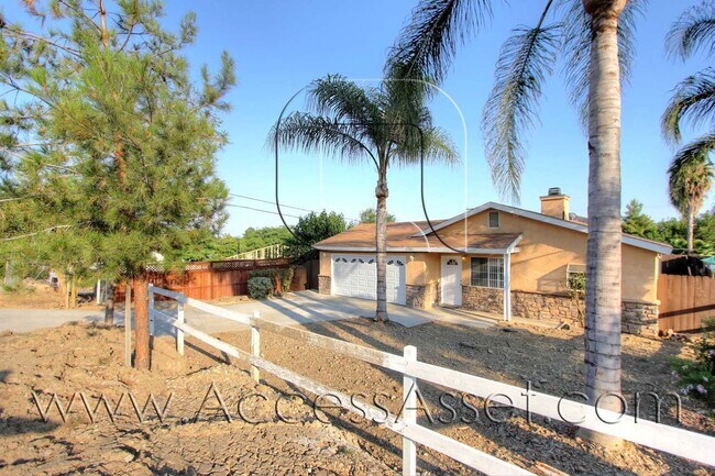 Foto del edificio - Charming Single-Story Home With 3 Bed/2 Bath In A Quiet Canyon Lake Cul-de-Sac!