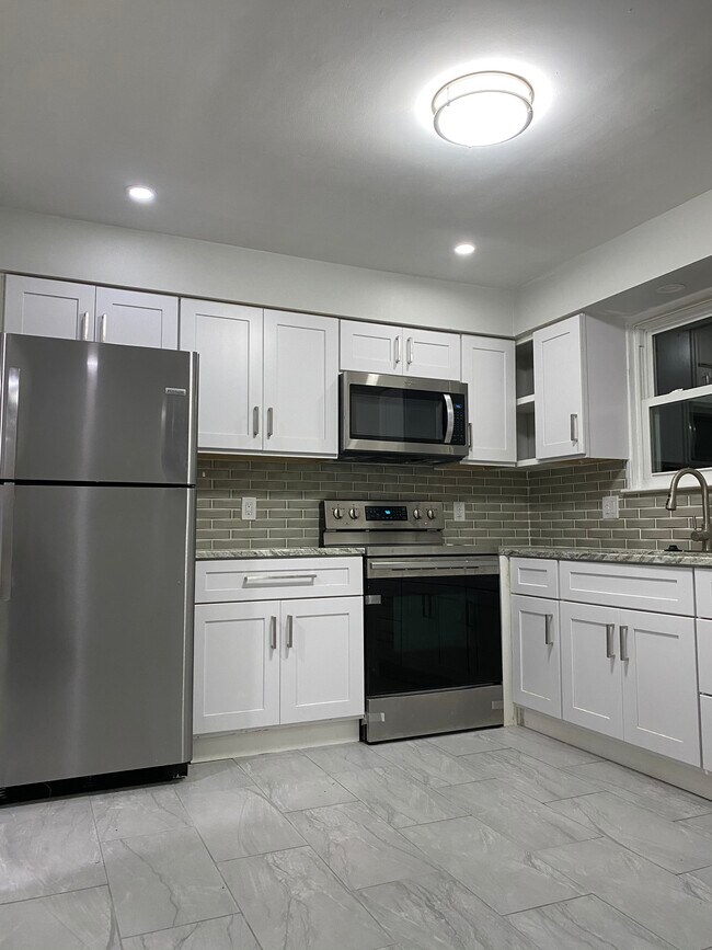Building Photo - 1827 Ego Dr