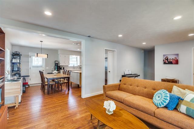 Building Photo - 9222 Livenshire Dr
