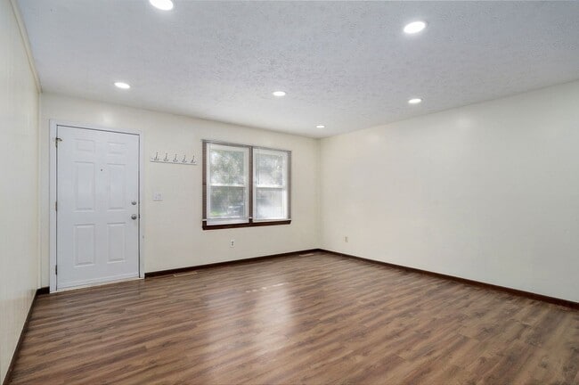 Building Photo - Spacious 3 Bedroom, 1 Bathroom Duplex