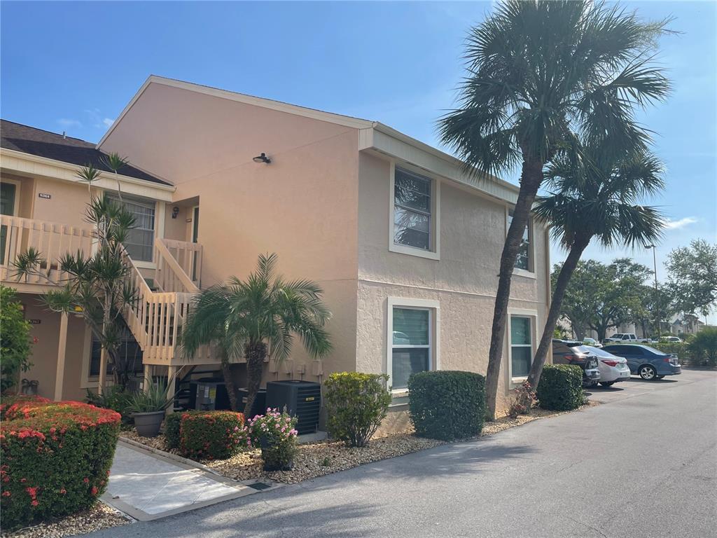 Foto principal - 6360 7th Ave W