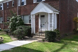 Building Photo - 16 Manor Dr