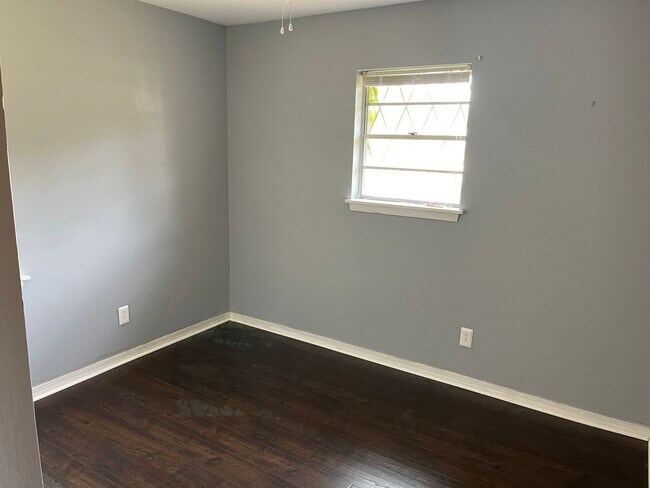 Foto del edificio - 3506 Red Bud Ln