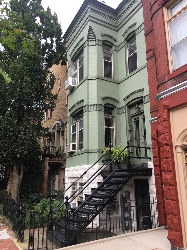 Building Photo - 219 C St NE