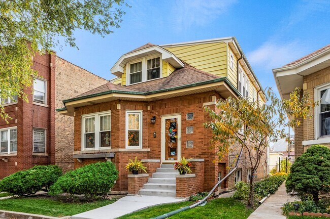 Front - 4937 W Schubert Ave