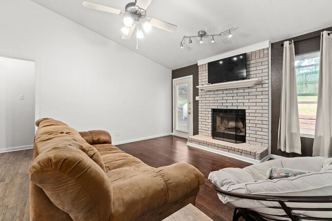 Building Photo - Cute & Cozy 3 Bdrm 2 Bath
