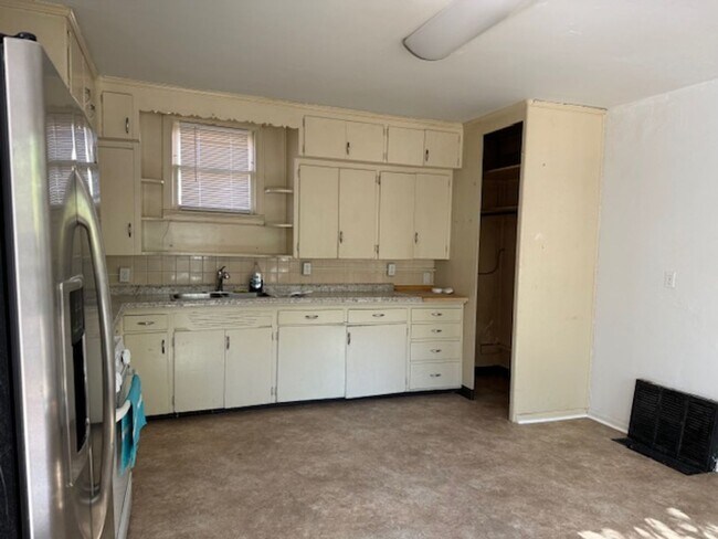 Foto del edificio - ALL PROSPECTIVE TENANTS MUST SUBMIT A $58 NON-REFUNDABLE APPLICATION FEE PER APPLICANT ONLINE AND...