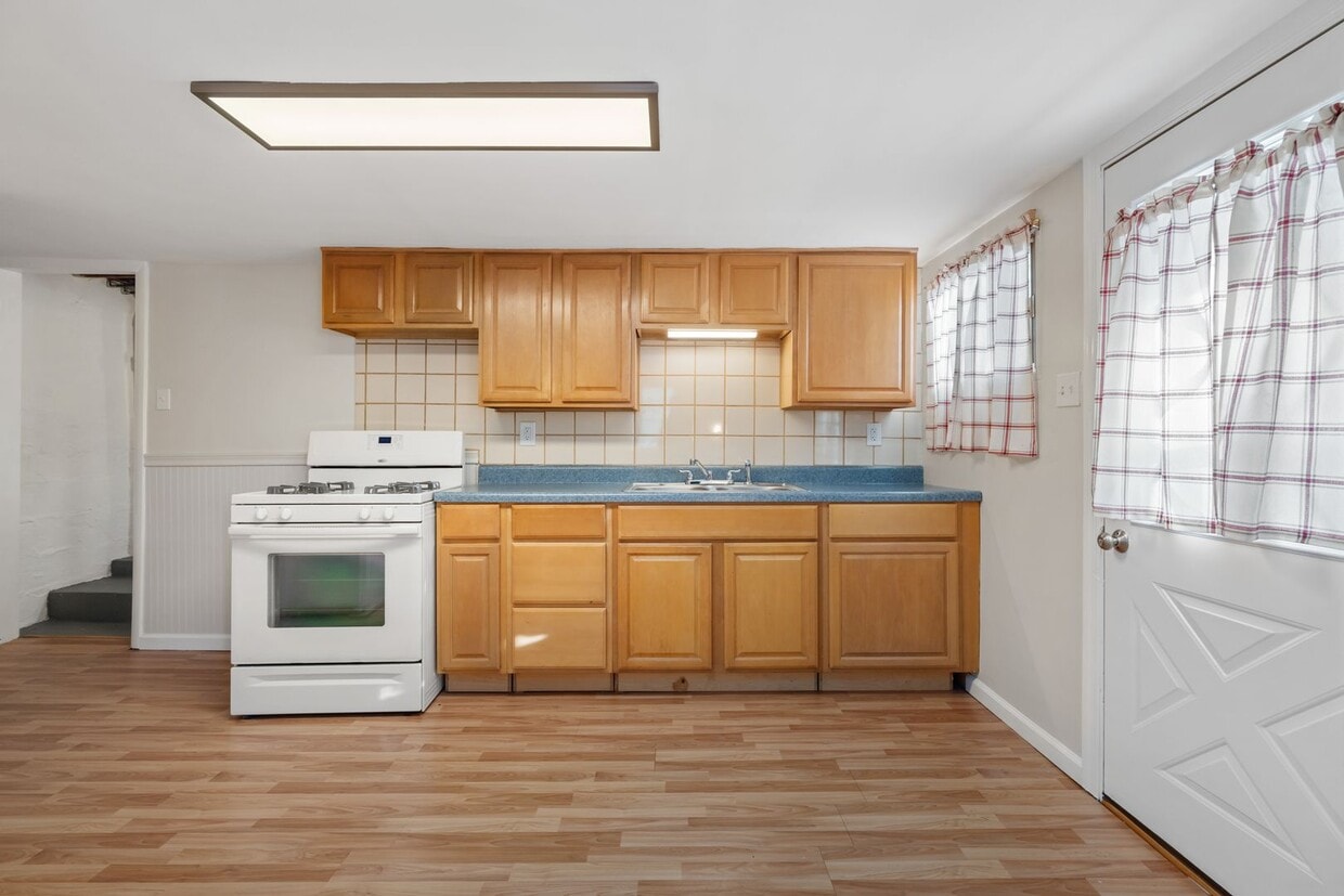 Stunning 3 bedroom home in McKees Rocks available now! - Stunning 3 bedroom home in McKees Rocks available now!