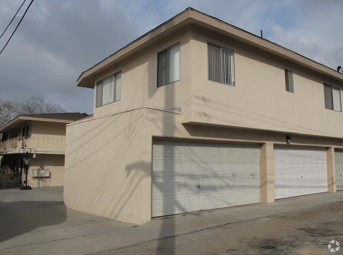 Foto del edificio - 7930 Bright Ave