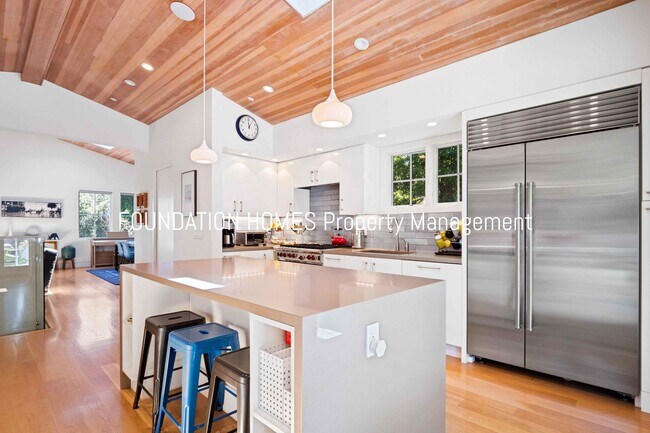 Building Photo - Short Term, Unfurnished Rental! Gorgeous M...