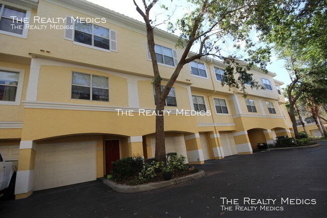 Building Photo - Excellent 3 BR, 2 Bath condo in Visconti East