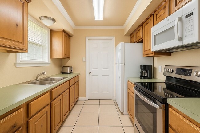 Building Photo - $500 OFF FIRST MONTH'S RENT! Great 3 Bed, 3 Bath Duplex for Fall 2026 Pre-Lease