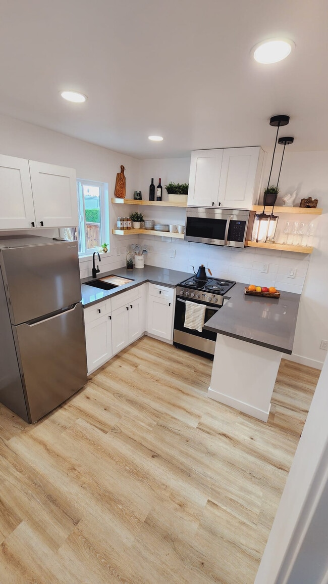 Kitchen - 5903 Glenfinnan Ave