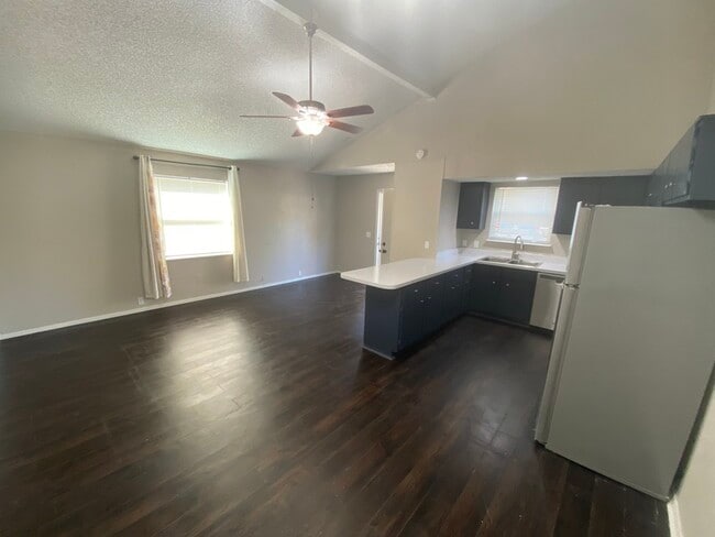 Foto del edificio - 4811 Houghton Ave