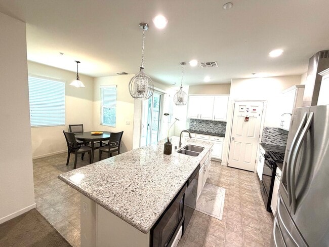 Foto del edificio - For Rent: Beautiful Home in The Hamptons Village – North Natomas  **5 Bedrooms • 3 Bathrooms • Lo...