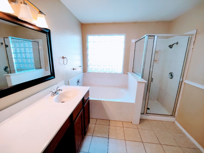 Foto del edificio - 823 Sugar Brook Dr