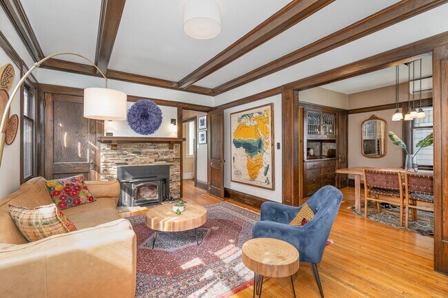 Building Photo - Spacious 4BR/2BA Single-Family Home in Mer...