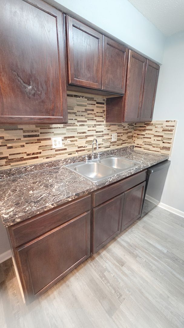Foto del edificio - Spacious 2 Bedroom Condo for Rent in Urbandale - Rent Special & Deposit Special
