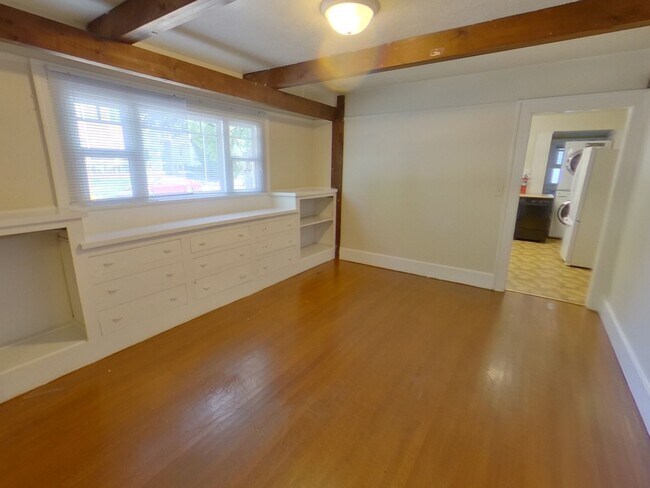 Foto del edificio - Classic Eugene Home; 5 Bed/2Bath Close to Campus!