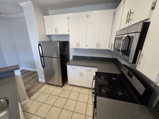 Building Photo - 2107 N Beachwood Dr