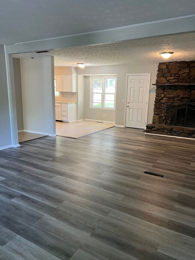 Foto del edificio - 3 bedroom 1.5 bathroom 2 car garage home a...