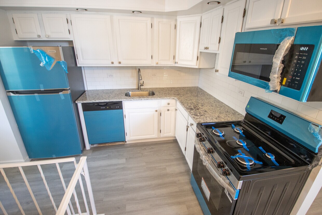 1st FL Full kitchen with washer and dryer - 2848 S 11th St