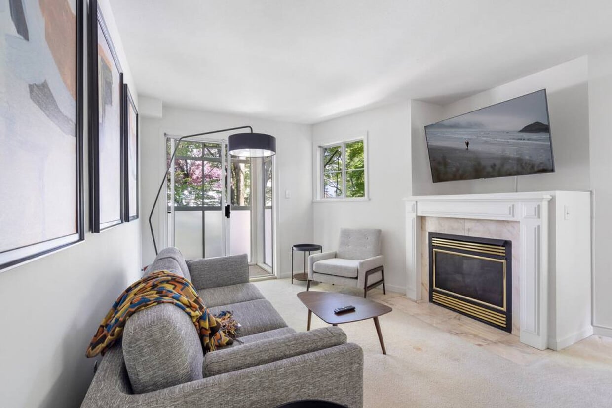 Primary Photo - 1126 W 11th Ave