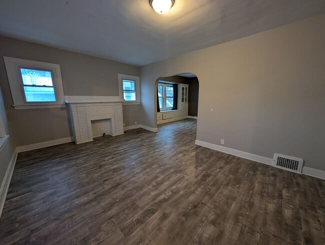 Building Photo - 2184 Wascana Ave