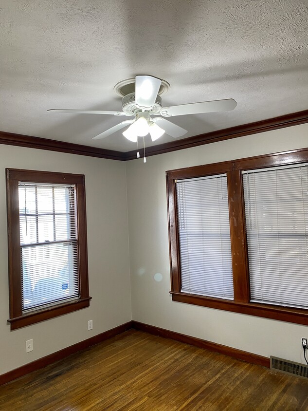 Building Photo - 233 Curlew St