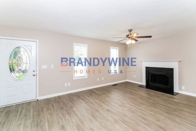 Building Photo - HOLIDAY SPECIAL - JANUARY RENT IS FREE!