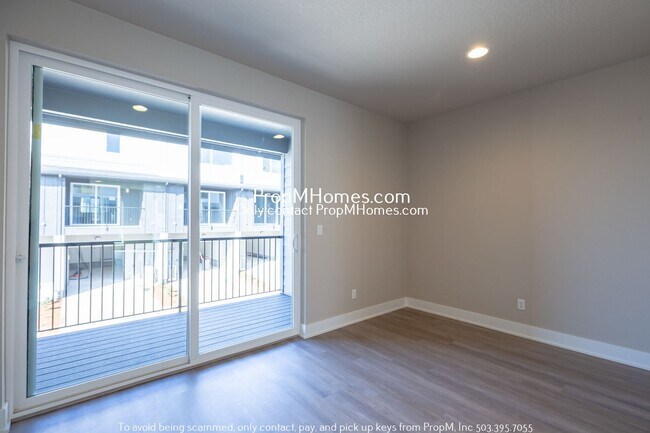 Foto del edificio - Stunning Tri-Level Townhome W/Modern Desig...