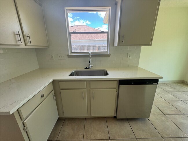 Foto del edificio - 6810 Creek Village Dr