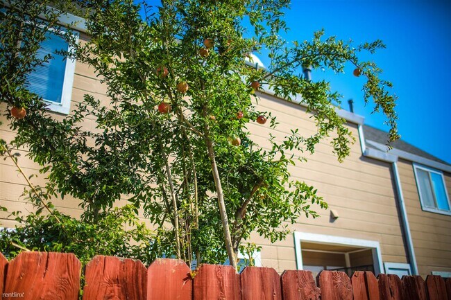 Building Photo - 3 br, 3 bath Townhome - 420 Benjamin Place
