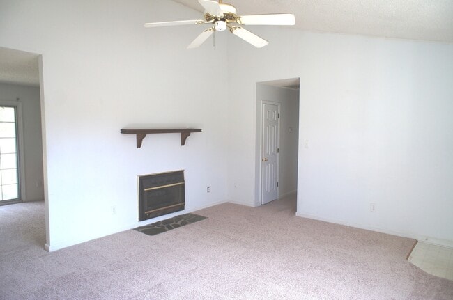 Foto del edificio - Nice 3 Bedroom Home in Horse creek Farms Subdivision