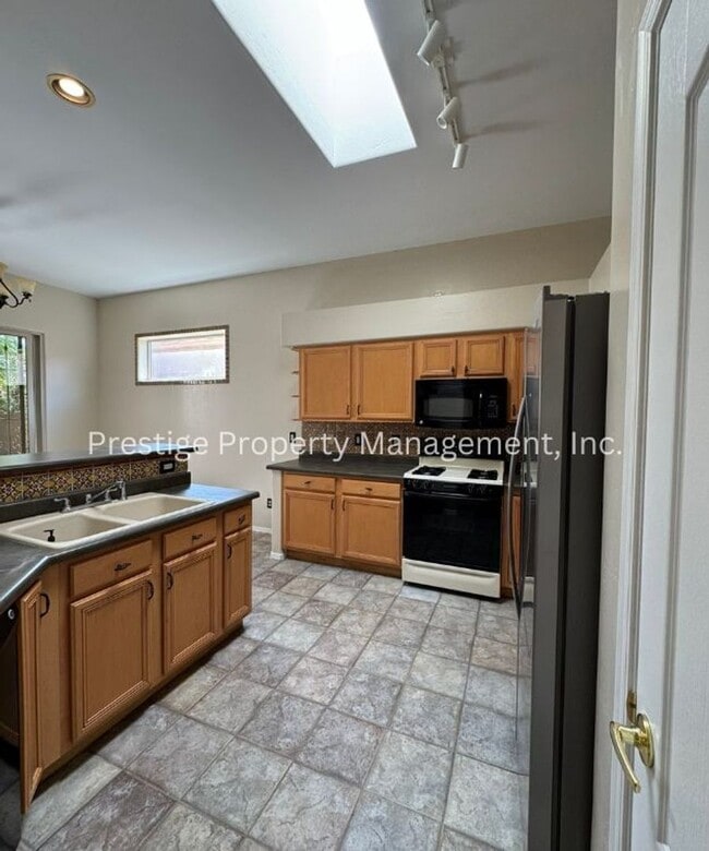 Building Photo - Stunning 3-bedroom 2-bathroom home in a ga...