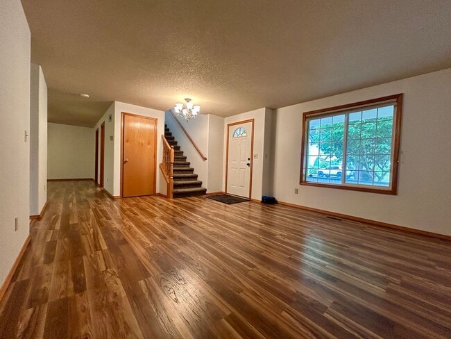Building Photo - Welcome to your new home! MOVE IN SPECIAL
