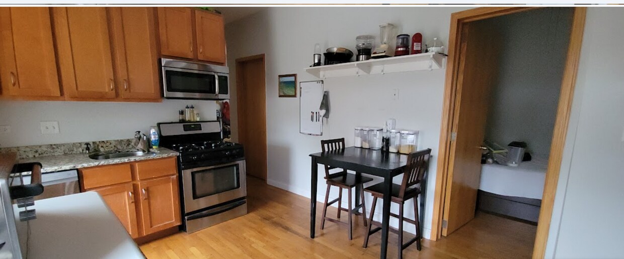 Primary Photo - 2700 W Chicago Ave