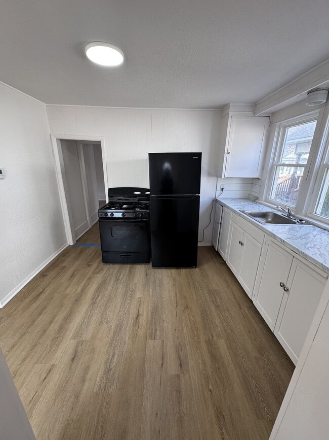 Building Photo - "Spacious 4-Bed, 3-Bath Home on South Poplar Street – 1758 Sq Ft of Comfort in Wichita!"