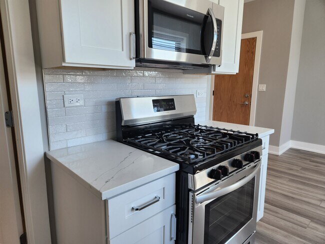 Building Photo - 3939 N Janssen Ave