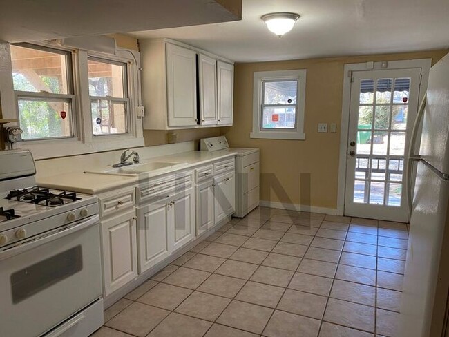 Foto del edificio - Spacious 2 Bedroom Terrace Level Apartment