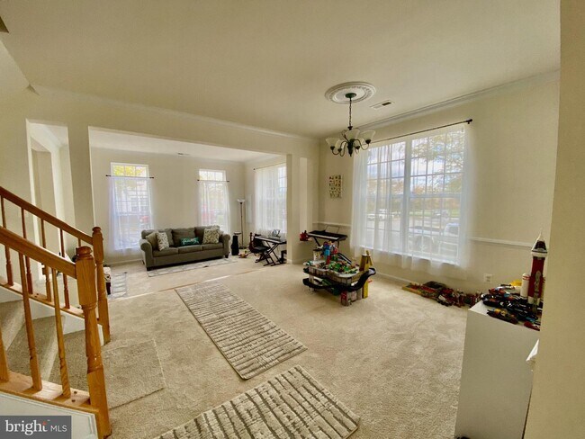 Building Photo - 13570 Village Green Dr